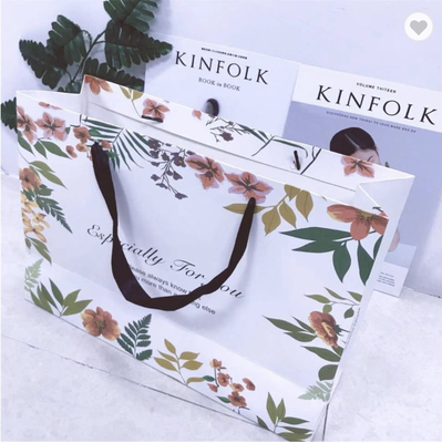 Matowe laminowane torby papierowe z fałdami Papier artystyczny Luksusowe torby na prezenty z kwiatem